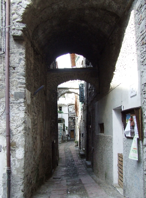 2007_0930_Italie0044.JPG - Narrow Streets