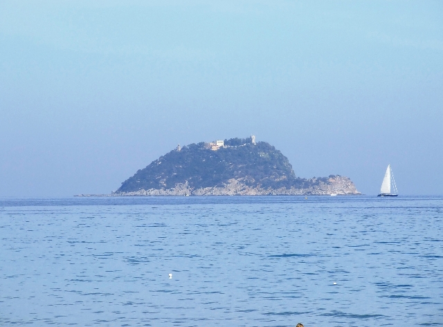 2007_1003_Italie0112.JPG - Small Island In The Morning