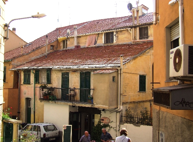 2007_1005_Italie0182.JPG - Typical Imperia house