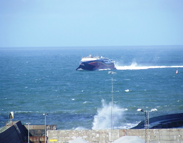 2008_0405_Faroer0019.JPG - A Fast Mean Catamaran Machine