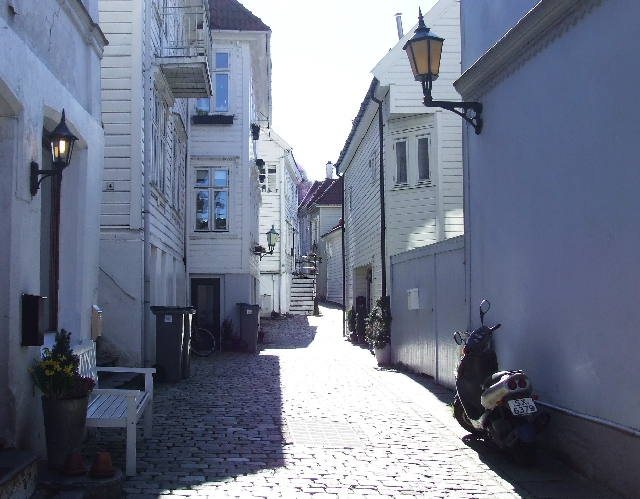 2008_0406_Org_Faroer0096.JPG - Small Street in Old Bergen