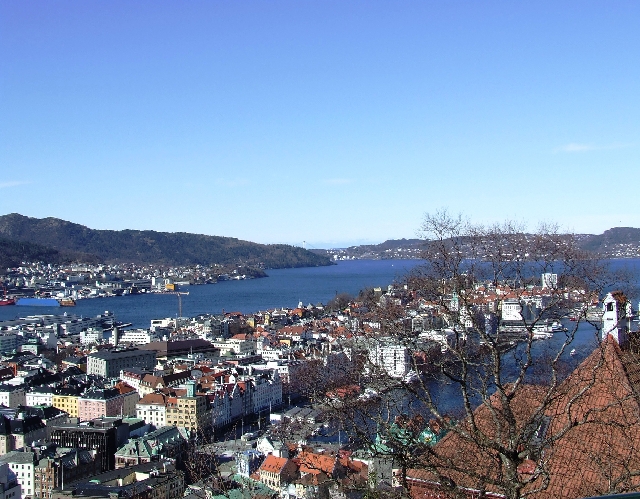 2008_0406_Org_Faroer0101.JPG - Bergen's City from Highup