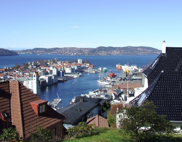 2008_0406_Org_Faroer0105.JPG - HarbourView from above Bergen. Enjoy all the Ships