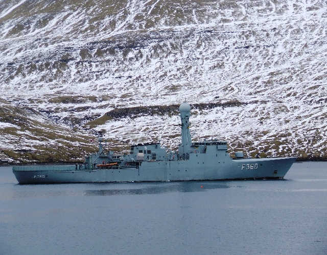 2008_0408_Org_Faroer0173.JPG - The Navy Patrolling The Coast