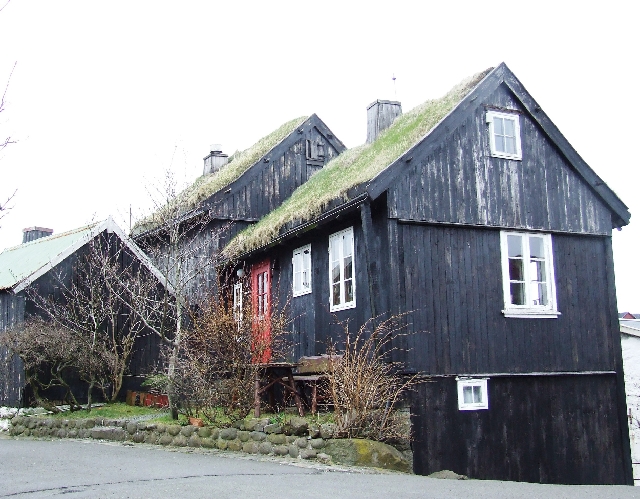 2008_0408_Org_Faroer0195.JPG - Historical Houses in the Centre