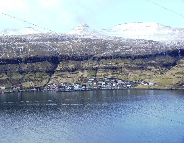 2008_0409_Org_Faroer0227.JPG - Small Village in the Fjord