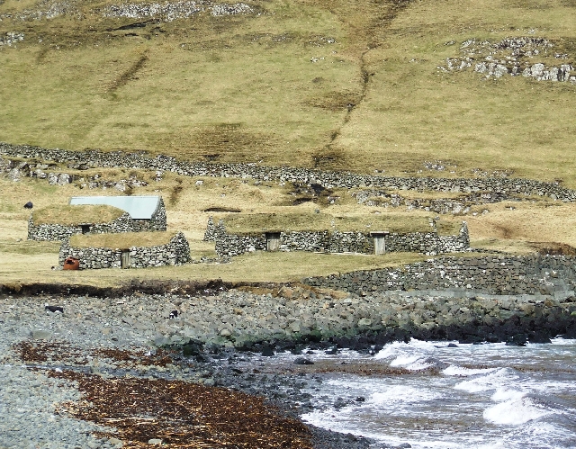 2008_0410_Org_Faroer0033.JPG - Rough Coast with Debrew after a storm