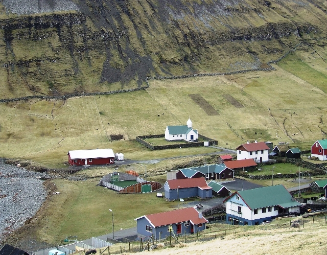 2008_0410_Org_Faroer0036.JPG - Smallist Village of Sandoy, 35 People?