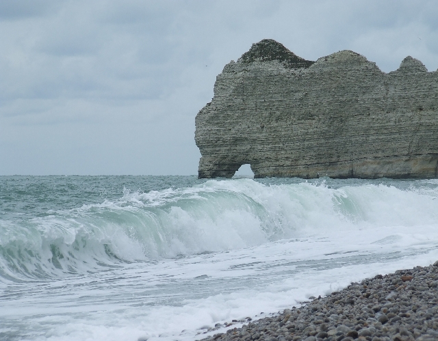2008_0324_Calvados0077.JPG - Huge Waves and Rolling Stones
