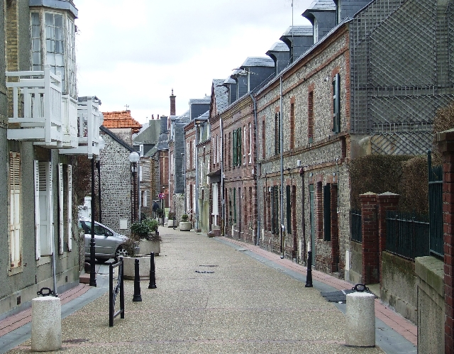 2008_0324_Calvados0084.JPG - Nice Street near the Beach