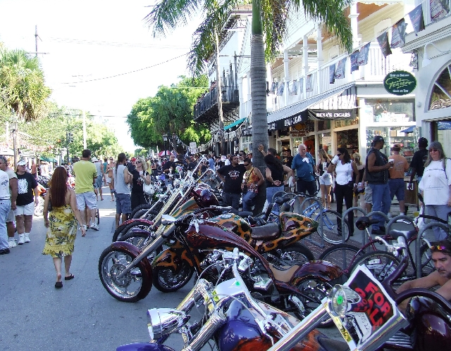 2008_09200060.JPG - More then 10.000 Bikes in Town