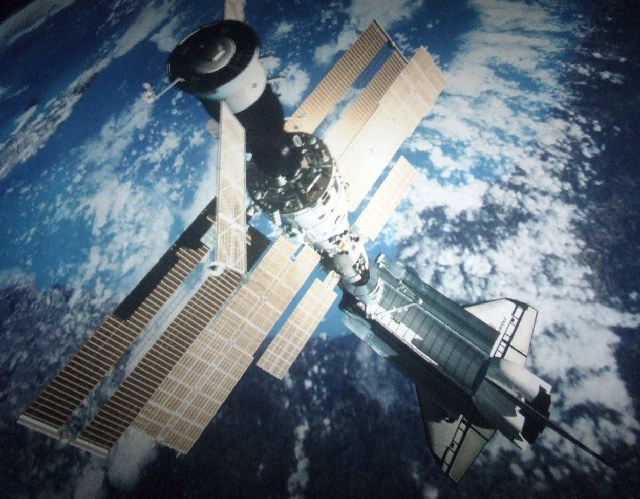 2008_09260203.JPG - Builing ISS