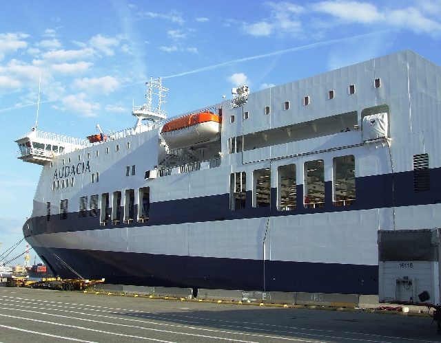 2008_06170003.JPG - A Cargoboat