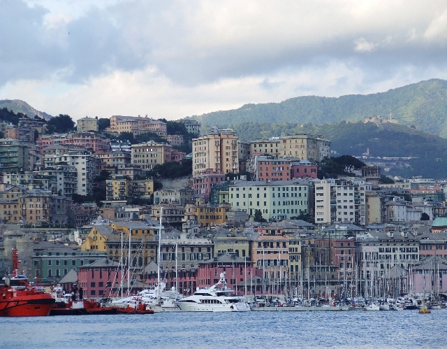 2008_06170010.JPG - Genova, Colorful View
