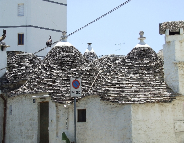 2008_06230392.JPG - Typical Trullo, Normal in Use