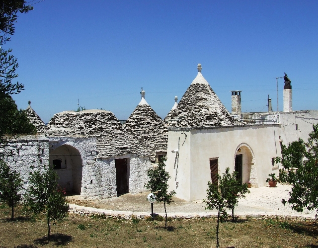 2008_06230394.JPG - Trullo in use as a Holidayhouse