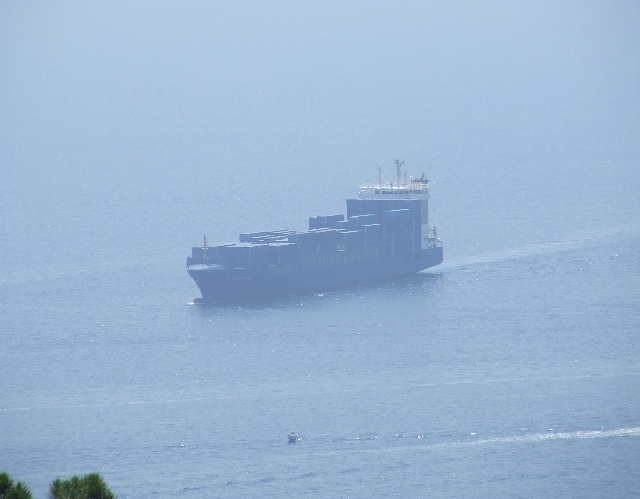 2008_06260493.JPG - Cargovessel