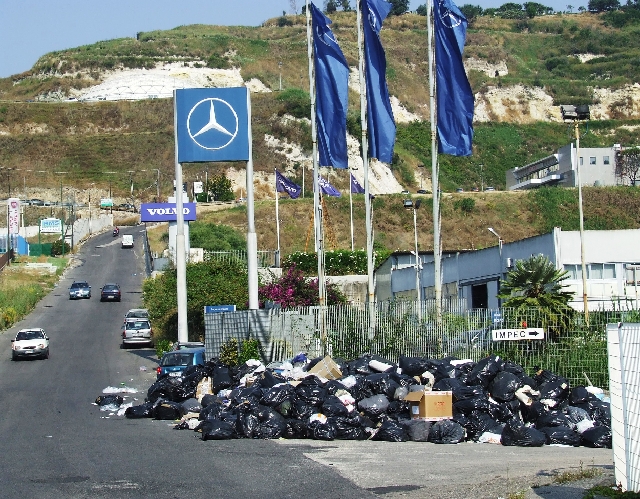 2008_06280435.JPG - Even Around "Deutsche Grundlichkeit", Wieso Alles Sauber?