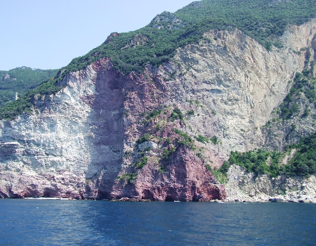 2008_07020529.JPG - Red and White Rocks