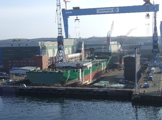 2008_0221_Zweden0040.JPG - But also more commen ships in the docks