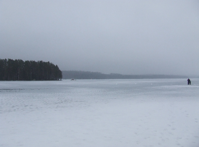 2008_0221_Zweden0080.JPG - Frozen Lake, 50 cm of Ice