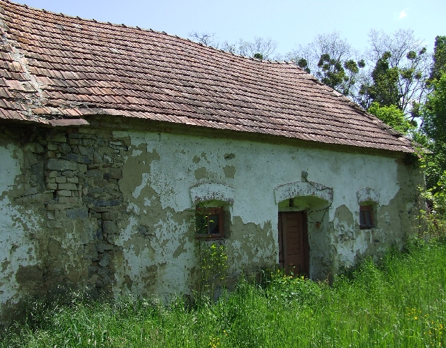 2008_0503_thuis0017.JPG - Another Stable