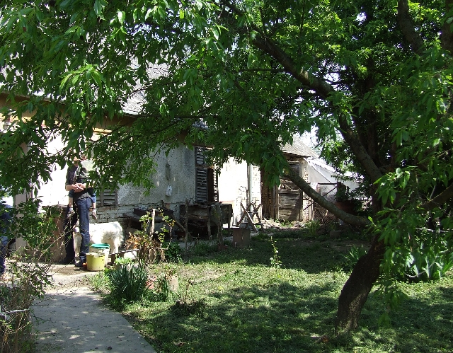 2008_0503_thuis0081.JPG - Nice Garden but The House is Very Old