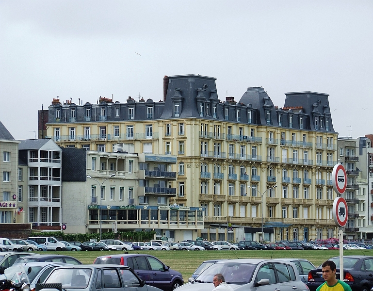 2009_08080059.JPG - Huge Building at the Coast