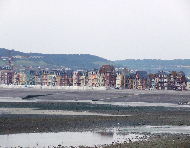 2009_08080188.JPG - Mer Les Bains seen From Le Treport