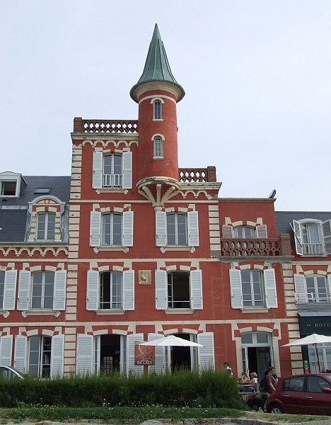 2009_08090017.JPG - Colorful Building at Crotoy
