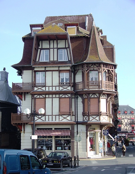 2009_0311_Normandie_Maart0036.JPG - House in Etretat