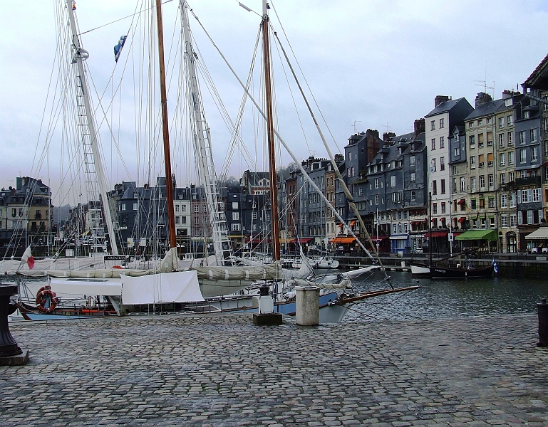 2009_0311_Normandie_Maart0047.JPG - Harbor of Honfleur