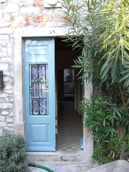 2009_0925_croatie0051.JPG - A Snapshot from the Front Door into the Garden