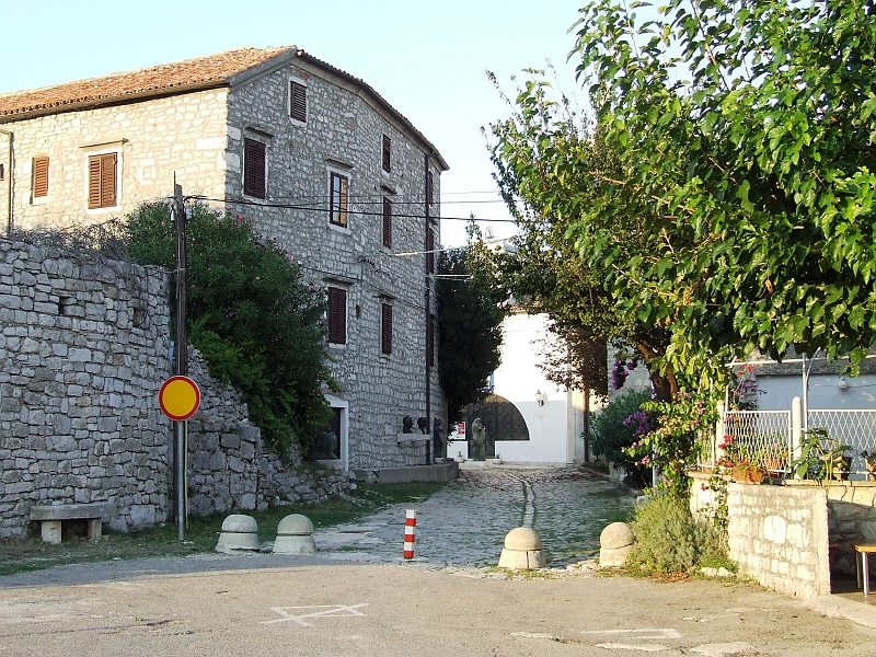 2009_0925_croatie0054.JPG - Osor Main Street