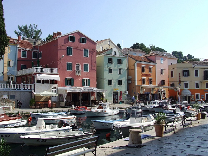 2009_0925_croatie0071.JPG - A Colorful Harbour Village on Cres