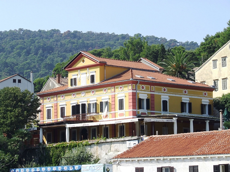 2009_0925_croatie0077.JPG - A Huge Local Building