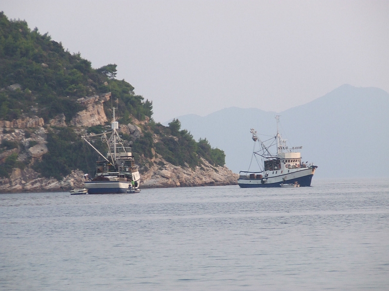 2009_0928_croatie0022.JPG - Fishermen at Work