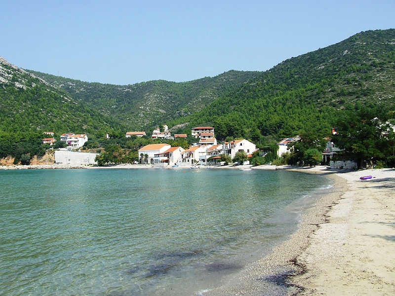 2009_0929_croatie0059.JPG - Small Village of Ston, Look at the Trees on the Beach