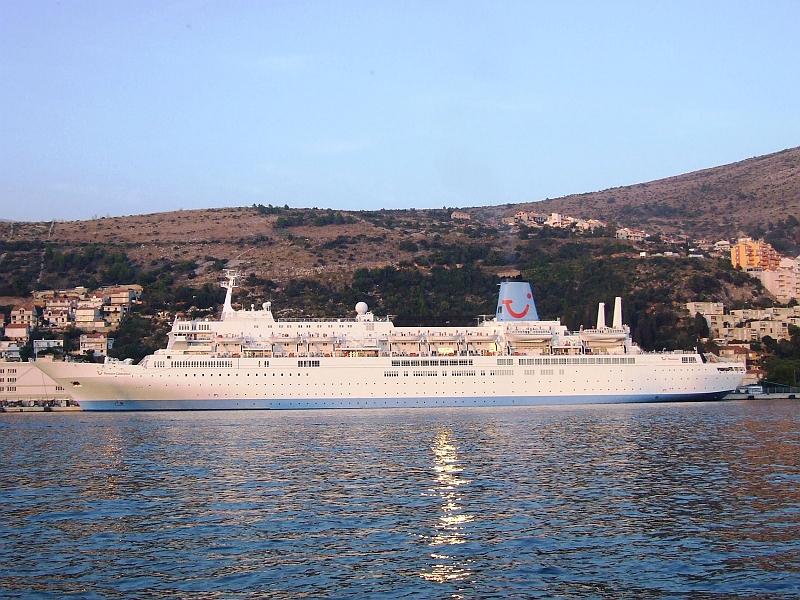 2009_0930_croatie0012.JPG - A Classic Tui Cruiseliner