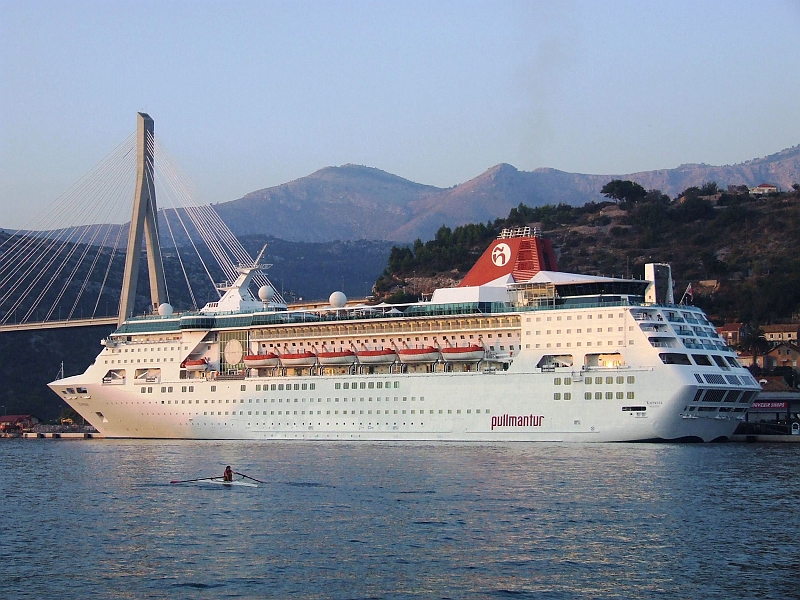 2009_0930_croatie0015.JPG - The Biggest and the Smallest Vessels Together