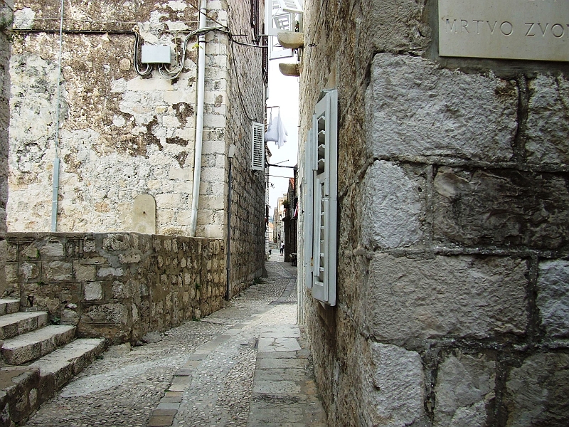 2009_1001_croatie0045.JPG - Very Narrow Streets