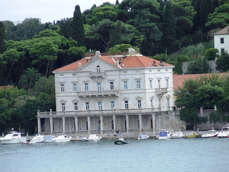 2009_1003_croatie0032.JPG - Nice Old Building in the Harbour