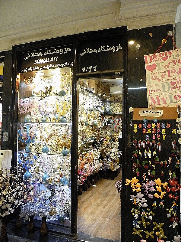 DSCF8159.JPG - One of the many flowershops