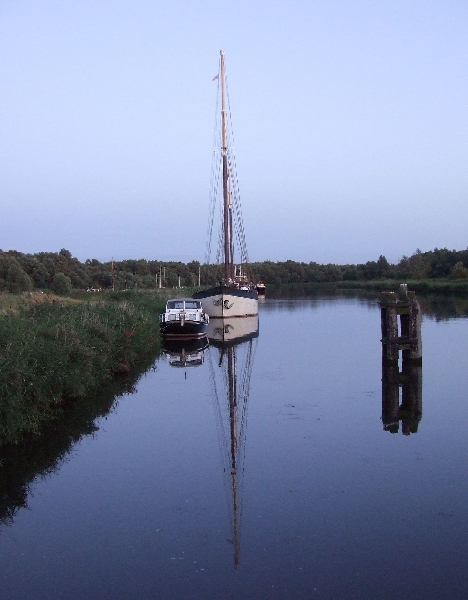 2009_0816_Augustus_thuis0021.JPG - Mirror on the Creek